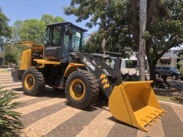 Prefeitura apresenta novo trator tipo p� carregadeira