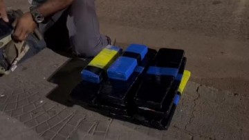 Mulher � presa com 21 tabletes de maconha escondidos na bagagem, em Presidente Epit�cio