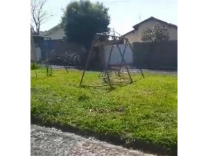 Moradora do bairro Jos� Valter Sivieiro denuncia pra�a onde o mato tomou conta e bueiros sem grades