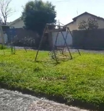 Moradora do bairro Jos� Valter Sivieiro denuncia pra�a onde o mato tomou conta e bueiros sem grades