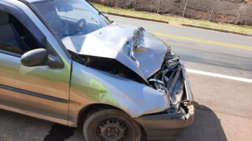 Motorista de um Gol de OC bate na traseira de caminhonete na SP-294