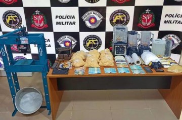 Pol�cia descobre refinaria de drogas em Santo Ant�nio do Aracangu�