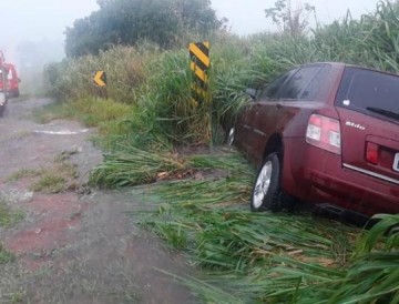 Motorista perde controle da dire��o devido a forte chuva na SP-294 em Iacri