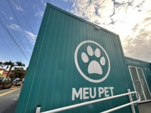 Com servios para ces e gatos, consultrio veterinrio gratuito  instalado em continer no bairro Santa Tereza, em Osvaldo Cruz