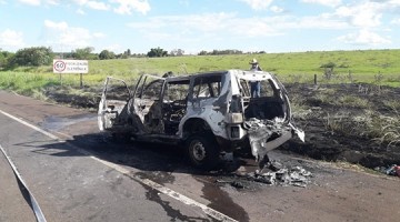 Viatura da PM de Osvaldo Cruz pega fogo na SP-294 pr�ximo a Irapuru