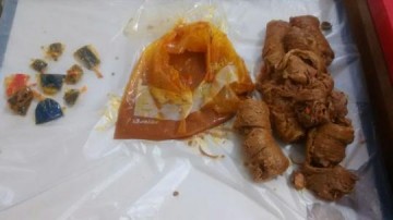 Funcion�rios apreendem cart�es de mem�ria no recheio de bifes que eram levados para preso