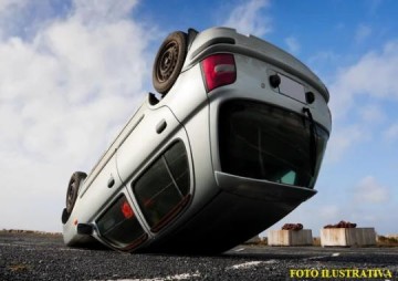 Mulher capota Fiesta em curva acentuada na estrada que liga Iacri a Rin�polis