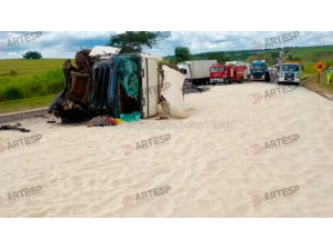 Carreta carregada de arroz tomba ap�s ultrapassagem proibida em Martin�polis