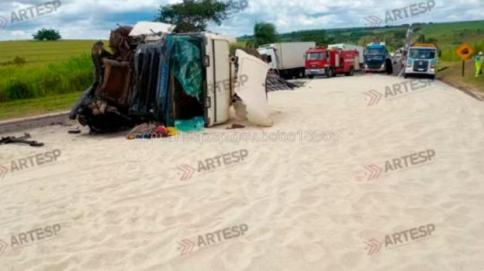 Carreta carregada de arroz tomba ap�s ultrapassagem proibida em Martin�polis