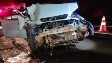 Motorista de carro � encaminhado para hospital ap�s se envolver em batida com caminh�o bitrem