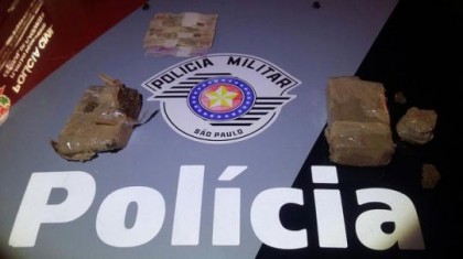 Pedaos da droga foram jogados pela dupla, mas localizados pela polcia (Foto: Polcia Militar/Divulgao)
