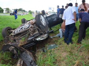 Homem tem bra�o esquerdo decepado ap�s capotamento