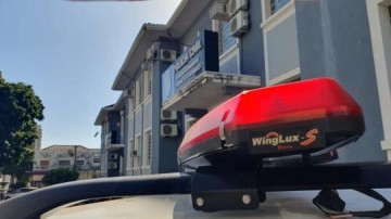 Mulher entra em cl�nica m�dica, pede dinheiro para comprar �bombom� a crian�a e rouba aparelho celular