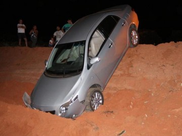 Carro passa direto em desvio e cai em �rea de obras de Dracena