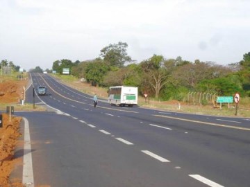 Motorista perde controle e capota na Jo�o Ribeiro de Barros