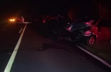 Ve�culo tenta ultrapassar caminh�o, roda na pista e � atingido por carro na Rodovia J�lio Budiski, em Flora Rica