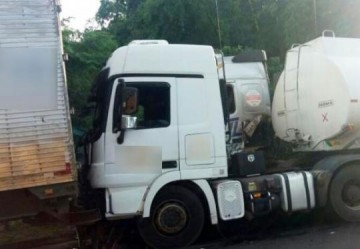 Acidente com tr�s carretas e um caminh�o ba� fere tr�s pessoas em Luc�lia