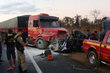 Choque entre caminh�es mata quataense