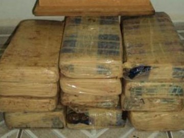 Pol�cia encontra 12 tabletes de maconha com passageiro de �nibus