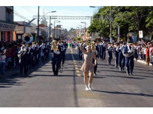 Prefeitura convida a todos para participar do desfile cvico-militar em comemorao aos 83 anos de Osvaldo Cruz