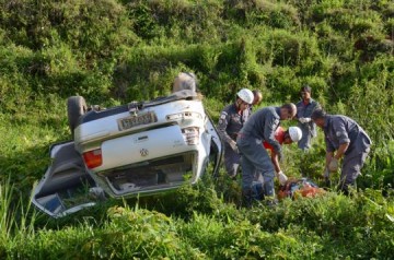 Carro capota e cai em ribanceira em Parapu�