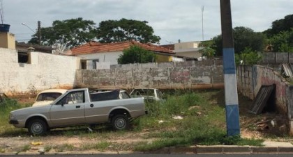 Ve�culos e pe�as de carros abandonados a c�u aberto em plena avenida Brasil (foto: Giuliano Panv�chio)