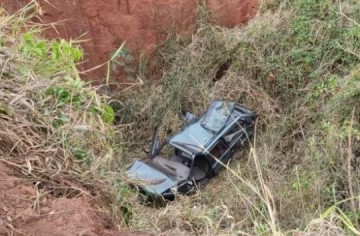 Carro com m�e e filha cai em ribanceira na SP-457, rodovia que liga Bastos a Iacri