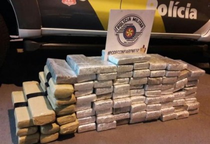 Droga estava no bagageiro externo do �nibus abordado em Presidente Venceslau (Foto: Pol�cia Militar/Cedida)