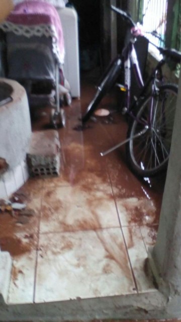 Fotos: fam�lias mostram situa��o de casas ap�s temporal de domingo