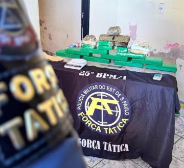 Jovem oferece R$ 10 mil para pol�cia n�o entrar em casa abandonada utilizada como dep�sito de droga e � preso em Dracena