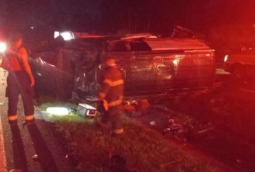 Micro-�nibus capota e deixa 10 pessoas feridas na Rodovia Assis Chateaubriand, em Indiana