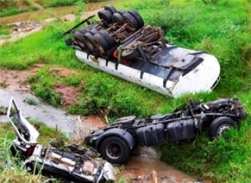 OC: Motorista fica gravemente ferido ao cair com carreta de combust�veis em ribanceira na SP 294