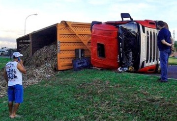 Caminh�o carregado de cana-de-a��car tomba em Junqueir�polis