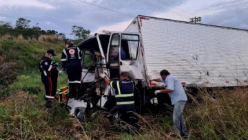 Pai e filho de tr�s anos morrem em grave acidente na SP-294