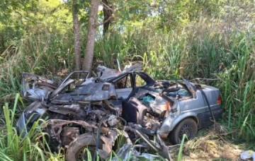 Motorista morre em batida entre carro e carreta em estrada vicinal entre Tup� e Quat�