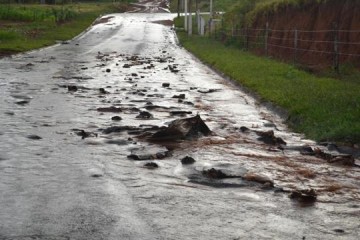 Chuvas danificam parte da rua Ip�