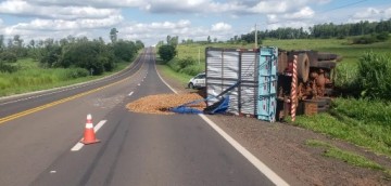 Caminh�o carregado com amendoim tomba na Rodovia Comandante Jo�o Ribeiro de Barros