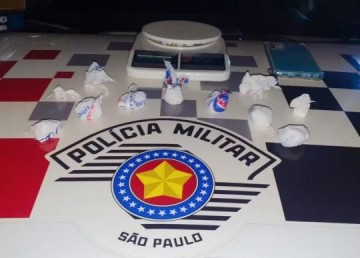 Dupla  presa aps arremessar pores de cocana de carro enquanto fugia da PM, em Luclia