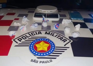 Dupla � presa ap�s arremessar por��es de coca�na de carro enquanto fugia da PM, em Luc�lia