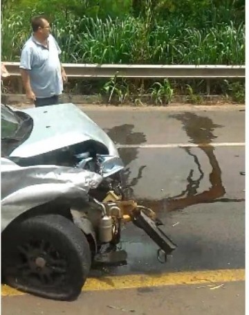 V�DEO: Motorista vai desviar de caminh�o e bate Ford Fiesta em lateral da pista