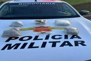 Pol�cia Rodovi�ria prende traficante com drogas em �nibus na SP-294, em Pacaembu