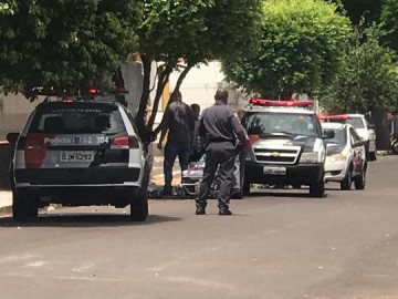 Oper�rio surta na sa�da para almo�o, sobe em ca�amba de caminhonete e se joga no asfalto em Osvaldo Cruz