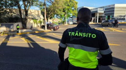Motorista perde controle de carro, derruba poste e invade casa em Tup�