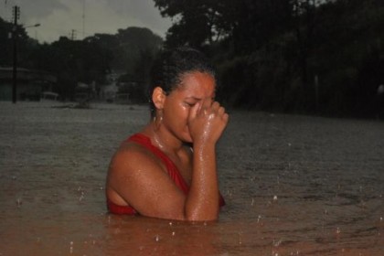 Moradora da Vila Esperana durante a inundao desta sexta-feira (5) (foto Cristiano Nascimento_Facebook - reproduo)