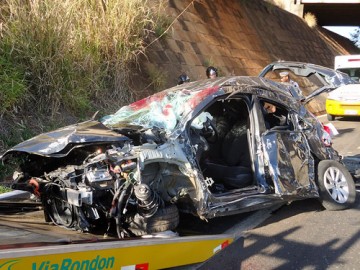 Carro cai em barranco e provoca morte de jovem em Pen�polis