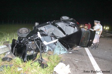 Acidente na rodovia mata tr�s universit�rias