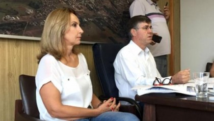 Vice-prefeita Ana Maria e prefeito Mrcio Cardim atendem imprensa e vereadores, no gabinete, na manh desta quinta-feira (Foto: Siga Mais)