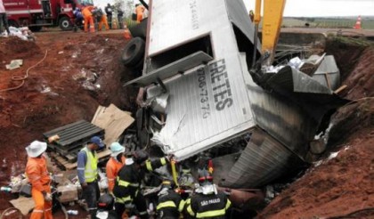Ve�culo acabou caindo em uma vala (Foto: Cedida/Pol�cia Rodovi�ria)