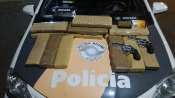 Foragido da Justi�a � preso em flagrante com maconha, armas e muni��es dentro de �nibus