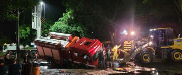 Desabamentos, alagamentos e asfalto cedido com viatura dos Bombeiros em Dracena